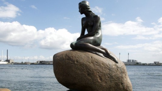 Das Wahrzeichen der Stadt Kopenhagen in Dänemark ist die kleine Meerjungfrau. (Foto: dpa)
