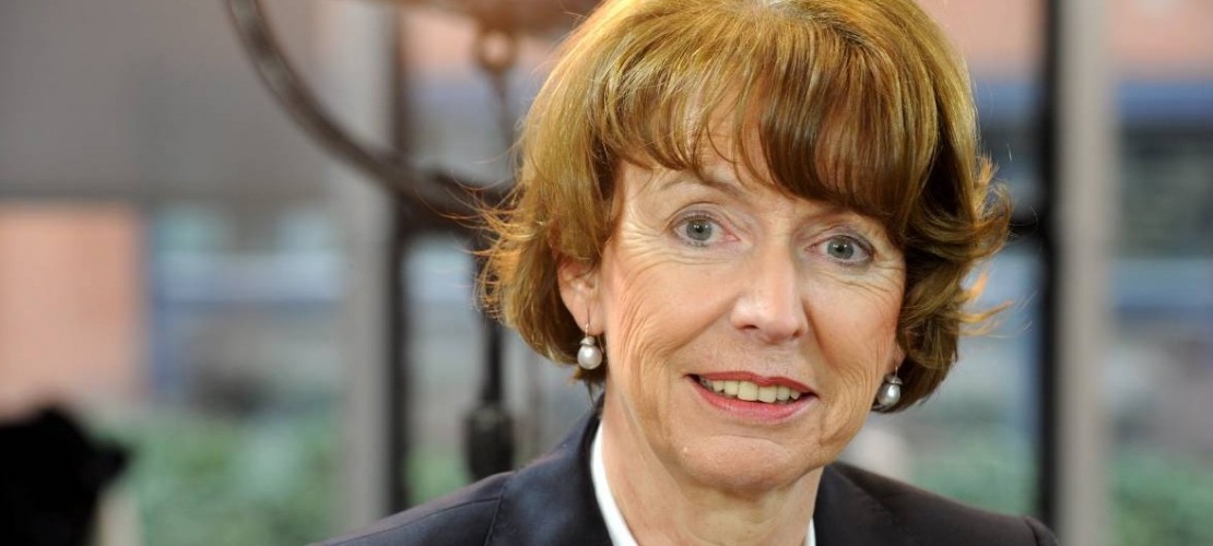 Henriette Reker soll Oberbürgermeisterin von Köln werden. Es ist aber noch nicht klar, wann sie das Amt annehmen kann. Denn vor der Wahl ist etwas Schlimmes passiert: Ein Mann hat die Politikerin mit dem Messer angegriffen. (Foto: dpa)