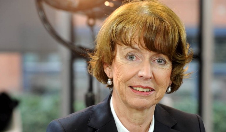 Henriette Reker soll Oberbürgermeisterin von Köln werden. Es ist aber noch nicht klar, wann sie das Amt annehmen kann. Denn vor der Wahl ist etwas Schlimmes passiert: Ein Mann hat die Politikerin mit dem Messer angegriffen. (Foto: dpa)