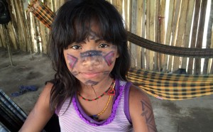 Die Kinder im Dorf malen sich gern die Gesichter an. (Foto: dpa)