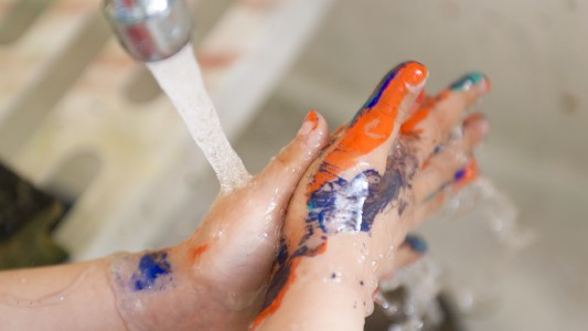 Seine Hände sollte man sich auch waschen, wenn sie nicht super dreckig aussehen. Krankheitserreger sieht man nämlich nicht. (Foto: dpa)