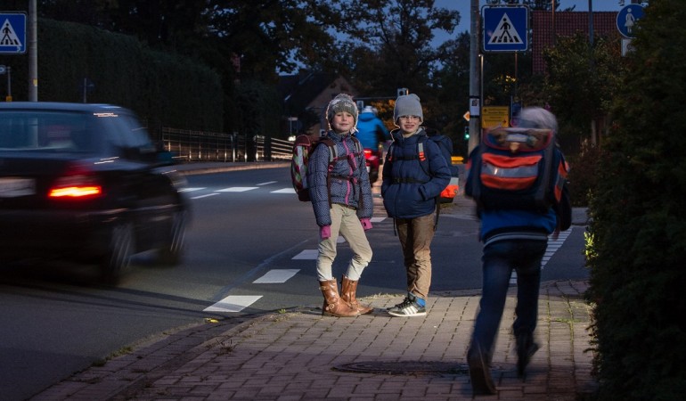 Wenn es auf dem Weg zur Schule noch dunkel ist, ist es wichtig, dass man die richtigen Klamotten anhat. (Foto: TÜV Nord)