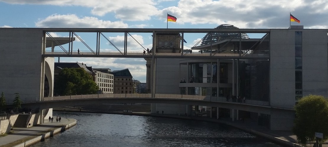 Das Marie-Elisabeth-Lüders-Haus ist links zu sehen. Rechts siehst du das Paul-Löbe-Haus. Und im Hintergrund das Reichtstagsgebäude. (Foto: Leister)