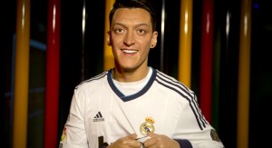 Die Wachsfigur von Mesut Özil steht bei Madame Tussauds in Berlin. (Foto: dpa)