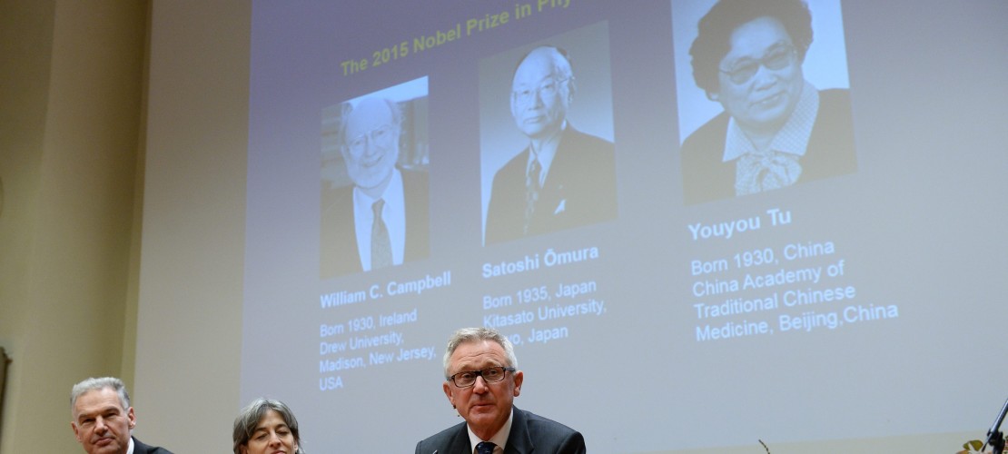 Das Nobelpreiskomitte gibt die Preisträger bekannt. Die drei Forscher, die den wichtigen Preis bekommen, siehst du im Hintergrund auf der Leinwand. (Foto: dpa)