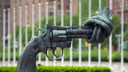 Diese Skulptur steht vor dem Gebäude der Uno in New York. Sie drückt aus, dass es auf der Welt keine Gewalt, sondern Frieden geben soll. (Foto: dpa)