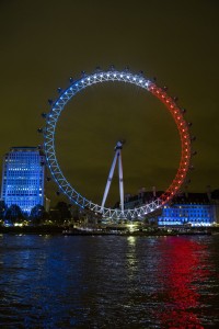 Viele berühmte Bauwerke leuchteten am Wochenende in den Farben der französischen Flagge, zum Beispiel das Millennium Wheel in London. (Foto: dpa)
