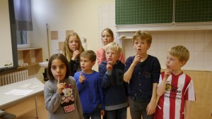 Beim „Warm-up“ machen die Kinder Stimmübungen. Für Julius geht es dann vor das Mikrofon. (Foto: Carolin)