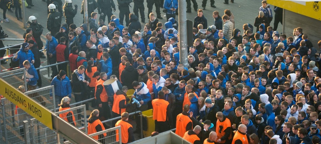 Fans von Schalke werden am Eingang zum Stadion kontrolliert. Am Eingang von Stadien passen Sicherheitsleute auf. Sie achten darauf, dass niemand verbotene Sachen hineinschmuggelt. (Foto: dpa)