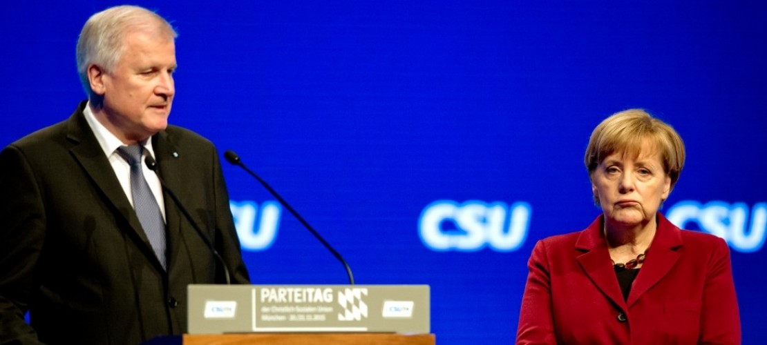 Angela Merkel ist die Chefin der CDU. Horst Seehofer der Chef der CSU. Manchmal streiten die beiden auch. (Foto: dpa)