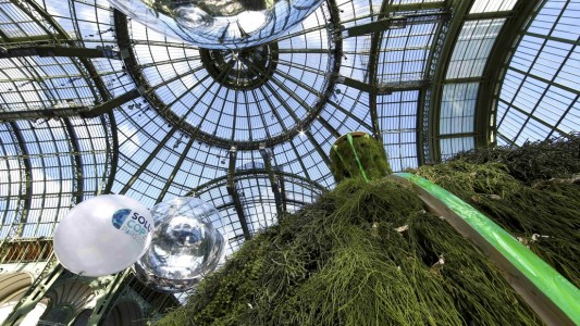 Eine grüne Hütte steht an einem der Orte, an dem die Weltklimakonferenz in Paris stattfindet. (Foto: dpa)