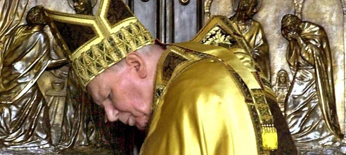 Hier schließt der voherige Papst Johannes Paul II die Heilige Pforte am Petersdom. (Foto: dpa)