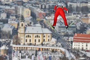 Unglaublich weit und hoch: Die Sportler fliegen mehr als 100 Meter durch die Luft. (Foto: dpa)