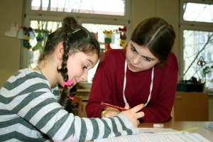 Die 13-jährige Mascha (rechts) lernt mit Yara. (Foto: dpa)