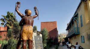 Diese Statue im Senegal soll an das Ende der Sklaverei erinnern - damit es nie mehr dazu kommt. (Foto: dpa)