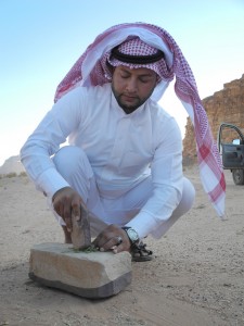 Ein Beduine zerdrückt Pflanzen mit einem Stein. Daraus entsteht Seife. 