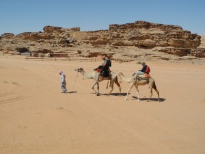 Wer Esmmas Zuhause sehen will, reitet auf einem Kamel hin. 
