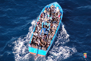 Lebensgefährliche Reise: Flüchtlinge auf dem Weg nach Lampedusa (Foto: dpa)