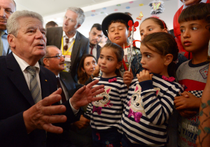 Der deutsche Bundespräsident Joachim Gauck zu Besuch in einem türkischen Flüchtlingslager (Foto: dpa)