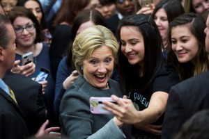 Selfie mit Fans: Hillary Clinton (links) bei einer Wahl-Veranstaltung (Foto: dpa)