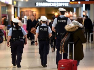 Auch am Flughafen Köln/Bonn sind mehr Polizisten unterwegs. (Foto: dpa)