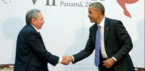 Wichtiger Moment: US-Präsident Obama (rechts) und der kubanische Präsident Raul Castro geben sich die Hand. (Foto: dpa)