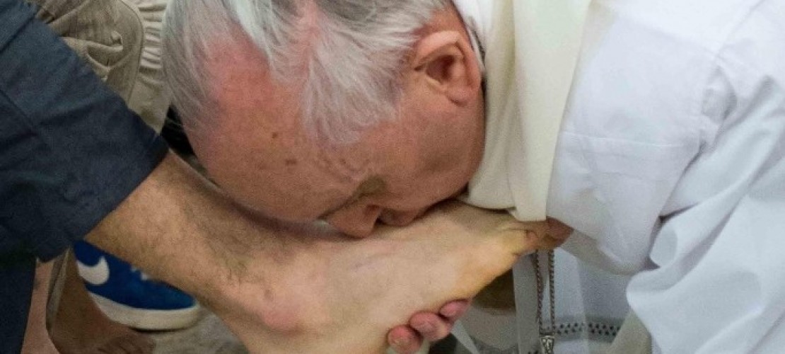 Papst küsst Flüchtlingen die Füße