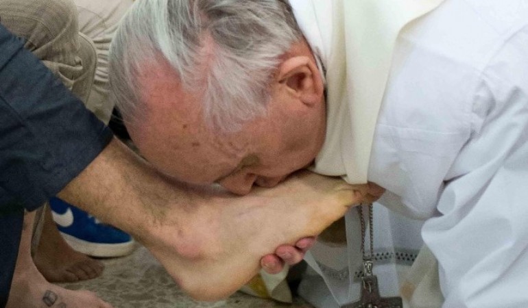 Papst küsst Flüchtlingen die Füße