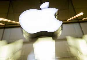 Viele haben ein Apple-Produkte - aber viele kritisieren die Firma auch. (Foto: dpa)