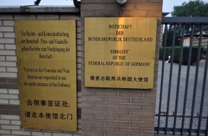 Mit chinesischen Schriftzeichen: die deutsche Botschaft in Peking (Foto: dpa)