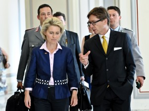 Was ist grade los in deinem Land? Der deutsche Botschafter Wittig mit Bundesverteidigungsministerin Ursula von der Leyen (Foto: dpa)