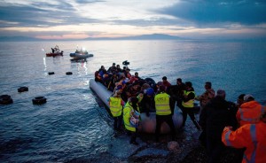 Die meisten Flüchtlinge kommen in viel zu kleinen und alten Booten aus der Türkei nach Europa. Das ist gefährlich. (Foto: dpa)