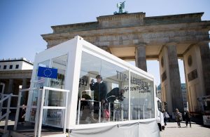 In diesem Glaskasten in Berlin liegen jetzt geheim Dokumente für alle aus. (Foto: dpa)