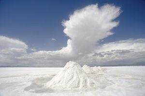 Die Salzbauern kratzen das Salz zu Haufen zusammen, damit Wasser abläuft und das Salz trocknet. (Foto: dpa)