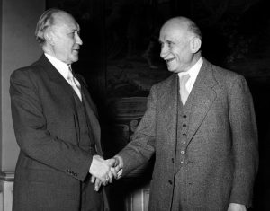 Der deutsche Bundeskanzler Konrad Adenauer (links) und der französische Präsident Robert Schuman (Foto: dpa)
