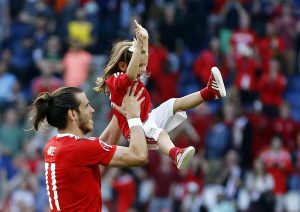 FILE - epa05390709 Gareth Bale of Wales celebrates with his daughter after winning the UEFA EURO 2016 round of 16 match between Wales and Northern Ireland at Parc des Princes in Paris, France, 25 June 2016. (RESTRICTIONS APPLY: For editorial news reporting purposes only. Not used for commercial or marketing purposes without prior written approval of UEFA. Images must appear as still images and must not emulate match action video footage. Photographs published in online publications (whether via the Internet or otherwise) shall have an interval of at least 20 seconds between the posting.) EPA/ABEDIN TAHERKENAREH EDITORIAL USE ONLY (zu dpa-Meldung: «UEFA: Kinder sollten nicht auf die Spielfelder der Fußball-EM» vom 05.07.2016) +++(c) dpa - Bildfunk+++