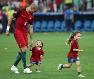 Pepe mit seinen Töchtern (Foto: dpa)