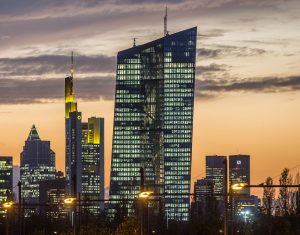 Die Europäische Zentralbank sitzt in Frankfurt und wird meistens mit EZB abgekürzt. (Foto: dpa)