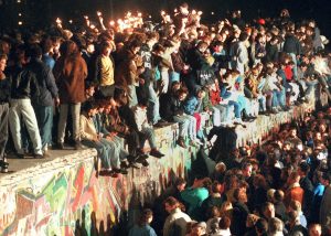 Im November 1989 wurde Deutschland wiedervereint - und auf der Mauer feierten Ost- und Westberliner zusammen. (Foto: dpa)