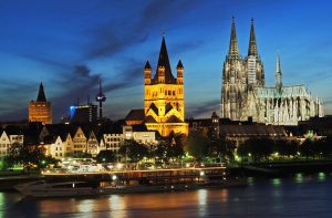 In Köln heißt der Fernsehturm Colonius. Hier siehst du ihn zwischen dem Gebäude des WDR und der Kirche St. Martin. Auch mit drauf: der Dom (ganz rechts). (Foto: dpa)