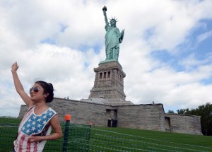 Jedes Jahr besuchen Tausende Touristen die Freiheits-Statue auf ihrer Insel. (Foto: dpa)