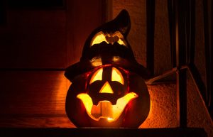 Ein beleuchteter Halloween-Kürbis (Foto: dpa)