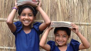 Zwei Schulmädchen aus Bangladesch (Foto: Plan International)