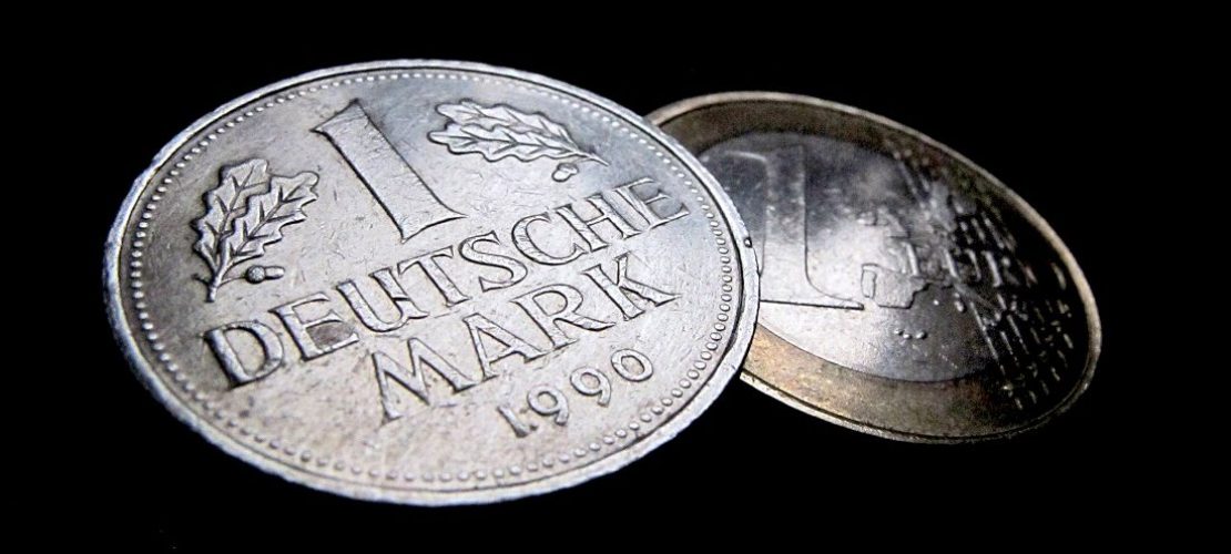 Die alte und die neue Währung: Eine D-Mark (Deutsche Mark) (links) und ein Euro (Foto: dpa)