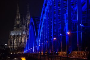 Hier leuchtet die Brücke zum Weltdiabetestag blau. (Foto: dpa)