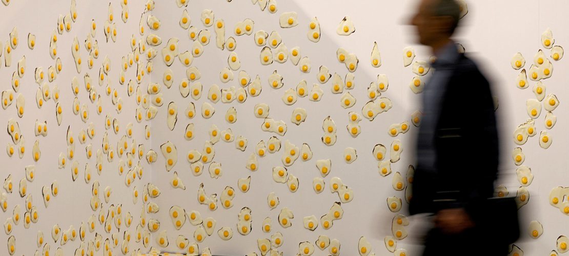 Letztes Jahr hingen Spiegelei-Attrappen von Christopher Chiappa auf der Art Cologne. Mal schauen, was es dieses Jahr gibt. (Foto: dpa)
