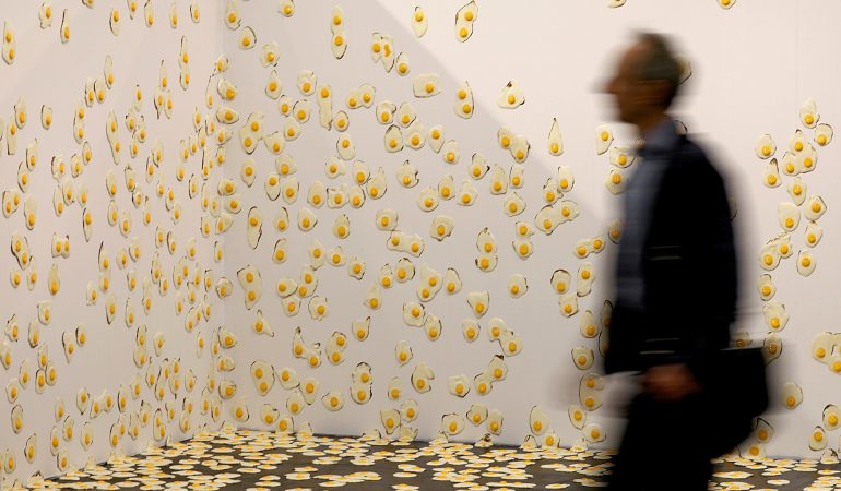 Letztes Jahr hingen Spiegelei-Attrappen von Christopher Chiappa auf der Art Cologne. Mal schauen, was es dieses Jahr gibt. (Foto: dpa)
