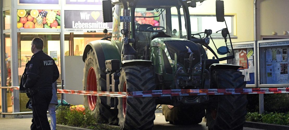 Einbrecher mit Traktor