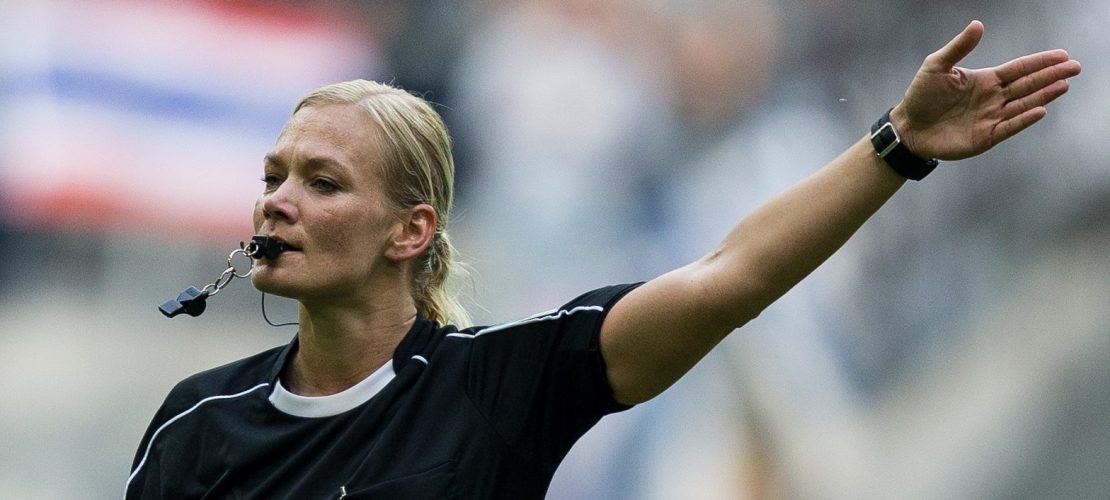 Erste Frau pfeift in der Bundesliga