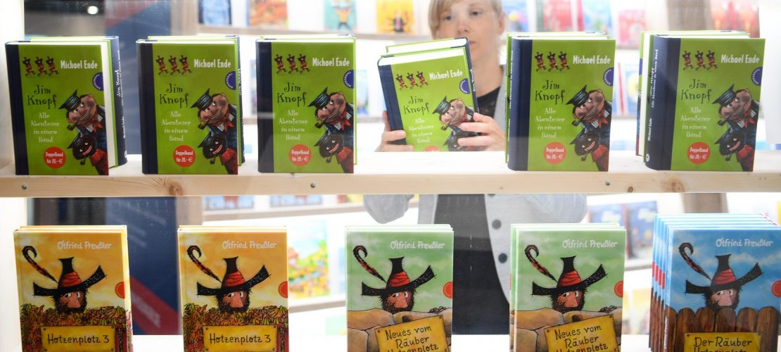 Katrin Menke stellt am 10.10.2017 auf der Buchmesse in Frankfurt am Main (Hessen) am Stand des Thienemann-Esslinger-Verlags Bücher von Michael Ende in ein Regal. Zur Frankfurter Buchmesse kommen sehr viele Besucher. ACHTUNG: Dieses Bild hat dpa auch im Bildfunk gesendet.· Foto: Arne Dedert/dpa +++(c) dpa - Nachrichten für Kinder+++